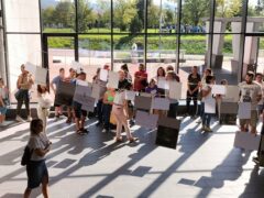 El Centro Derio de APNABI ofrece una exposición fotográfica sobre sostenibilidad e inclusión junto a Emaús FS hasta el 15 de octubre